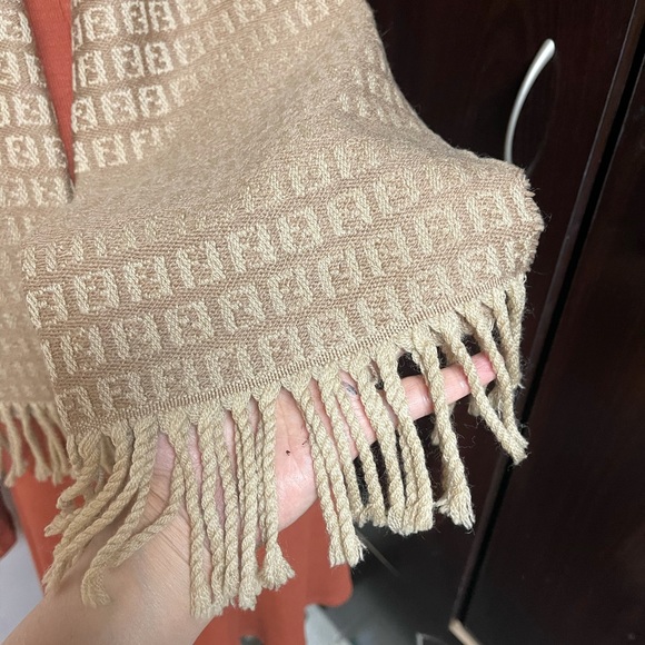 100% Authentic FENDI TAN WOOL SCARF - Picture 4 of 9
